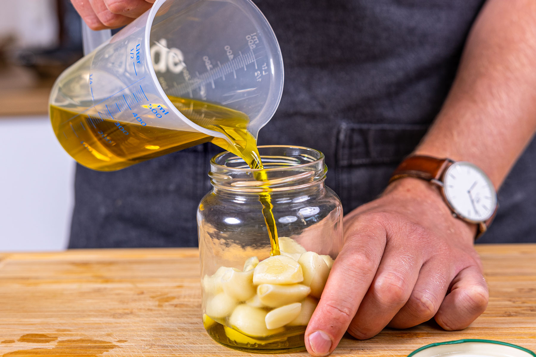 Knoblauch in Öl einlegen: ganz einfach | Rezept