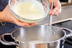 Masse in den Topf geben