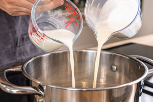 Sahne und Milch in den Topf geben