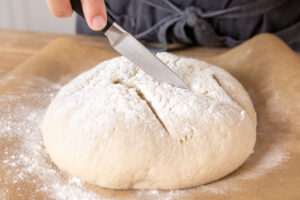 Krustenbrot einschneiden