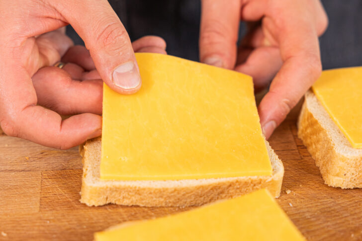 Cheddar auf die Toastscheiben geben