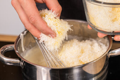 geriebenen Käse in die Mehlschwitze geben