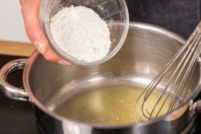 Mehl in geschmolzene Butter geben