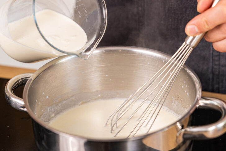 Milch in den Topf geben
