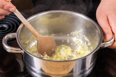 Zwiebel und Knoblauch im Topf anbraten