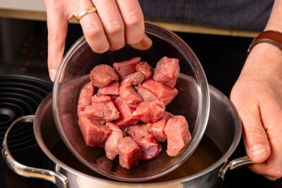 Rindfleisch in Brühe geben und weich garen