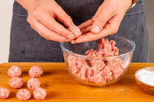 Hackfleisch zu Bällchen formen