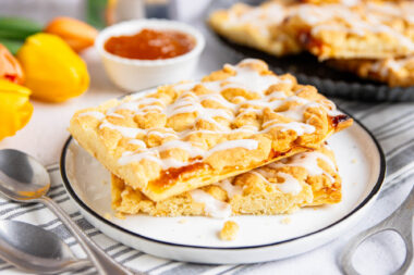 Omas Prasselkuchen mit Blätterteig und Streuseln