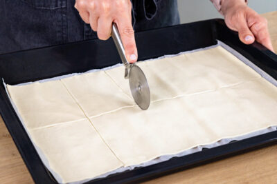 Blätterteig mit Pizzaroller portionieren