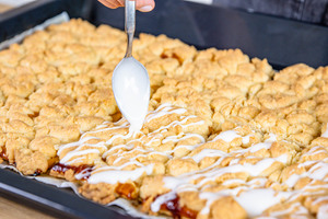 Omas Prasselkuchen mit Zitronenglasur dekorieren