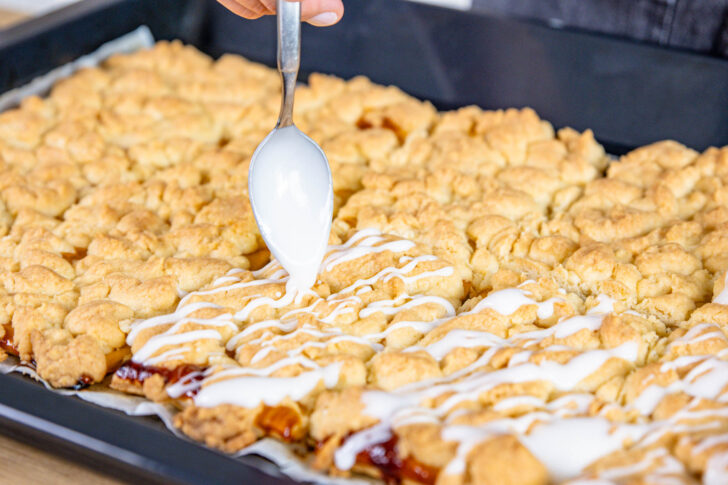 Omas Prasselkuchen mit Zitronenglasur dekorieren