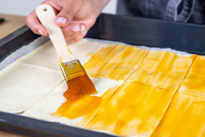 Blätterteig mit Marmelade bestreichen