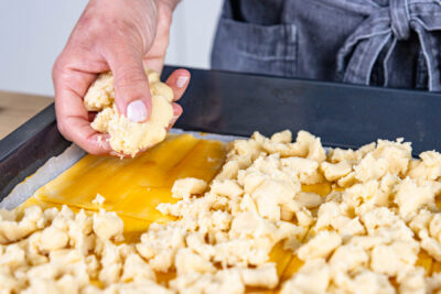 Streusel verteilen