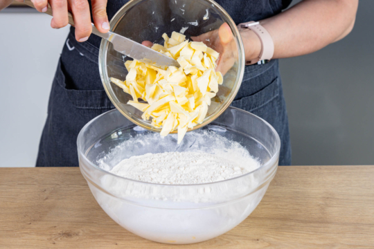 Omas Prasselkuchen mit Blätterteig und Streuseln | Rezept