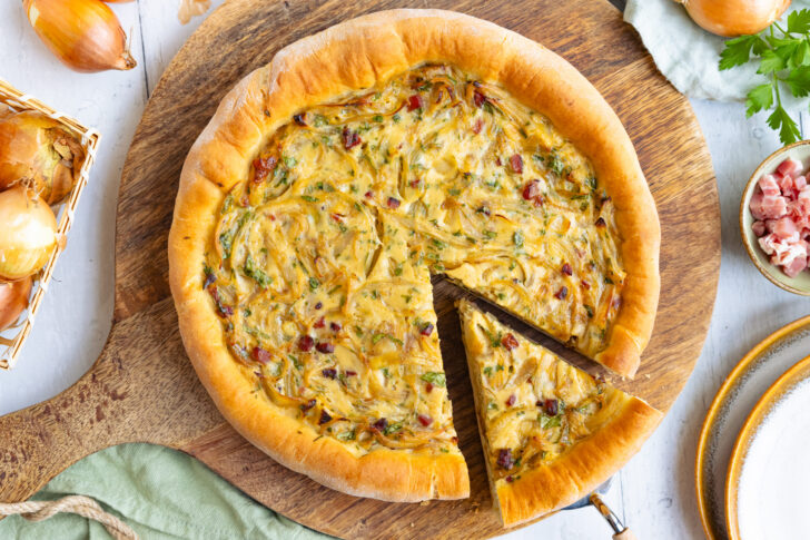 Omas saftiger Zwiebelkuchen serviert