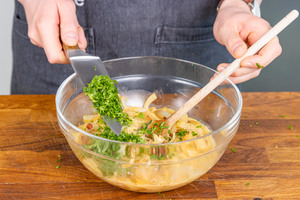 Petersilien in die Zwiebel-Masse geben