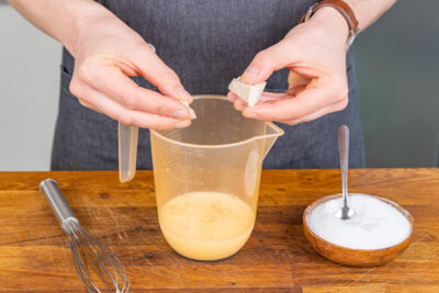Hefe in Milch bröseln