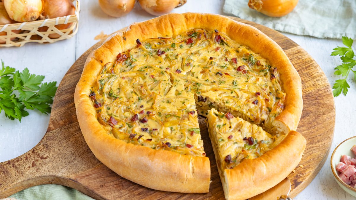 Omas saftiger Zwiebelkuchen | Rezept