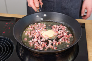 Speckwürfel anbraten