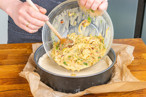 Zwiebel-Masse auf Hefeteig gießen
