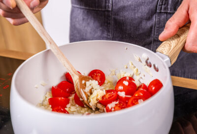Zwiebeln und Tomaten dünsten
