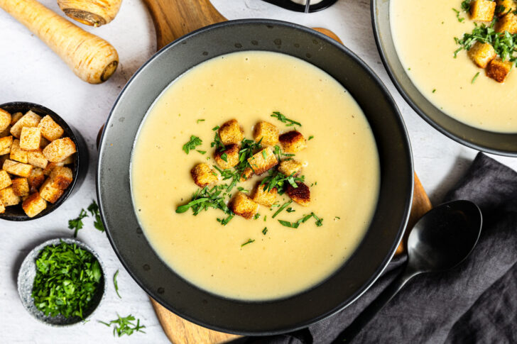 Pastinakensuppe mit Kartoffeln und Croutons
