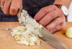 Zwiebel würfeln