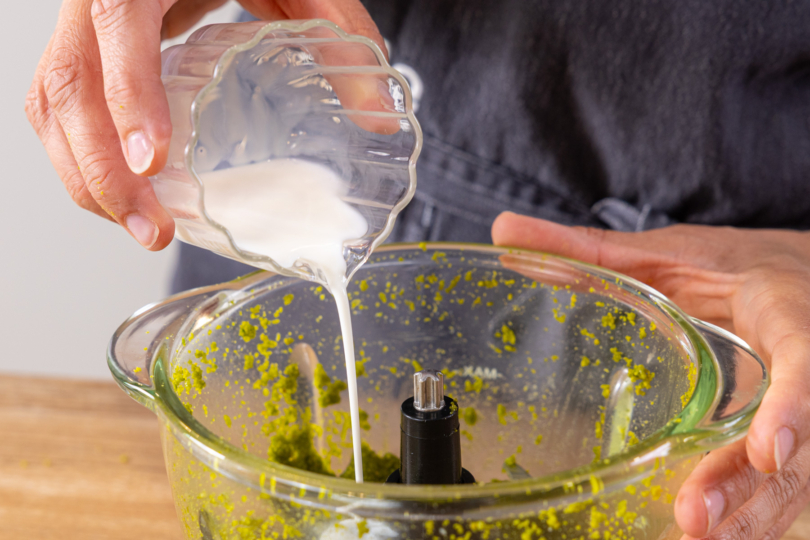 Milch in den Mixer gießen