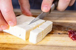 Feta schneiden