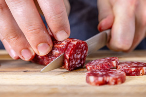 Wurst in Scheiben schneiden