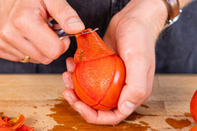 Tomatenschale abziehen