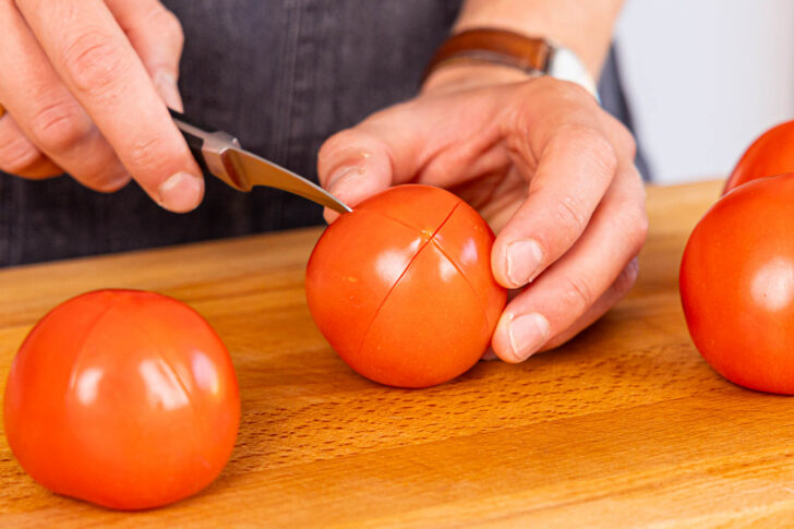 Tomaten kreuzförmig einschneiden