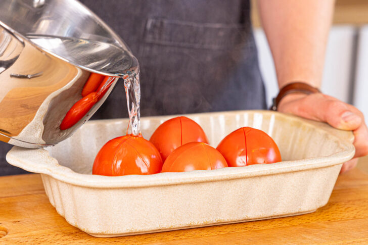 eingeschnittene Tomaten mit heießm Wasser übergießen