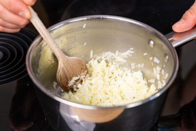 Zwiebel- und Knoblauchwürfel anbraten