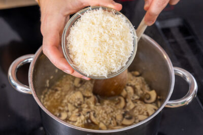 Parmesan zum Risotto geben