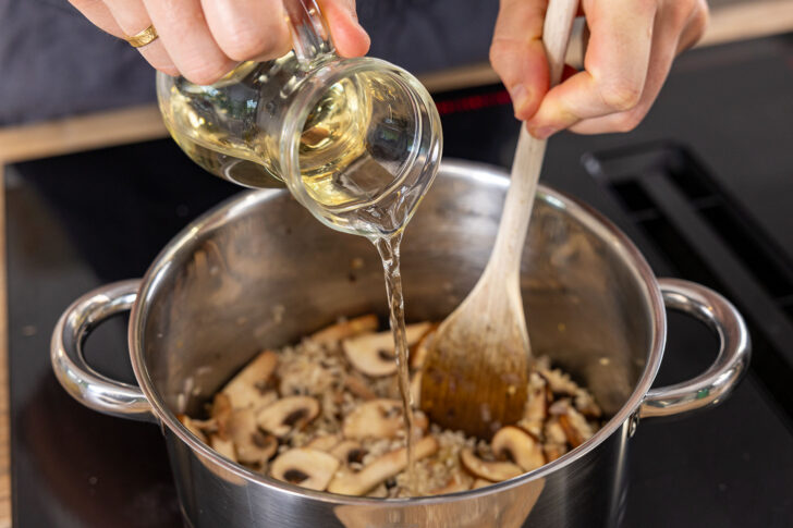 Weißwein in den Topf gießen