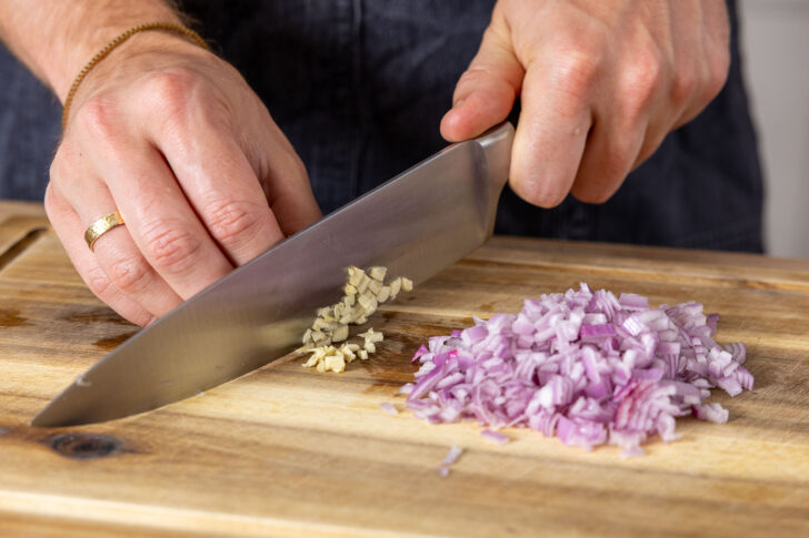 Schalotte und Knoblauch schneiden