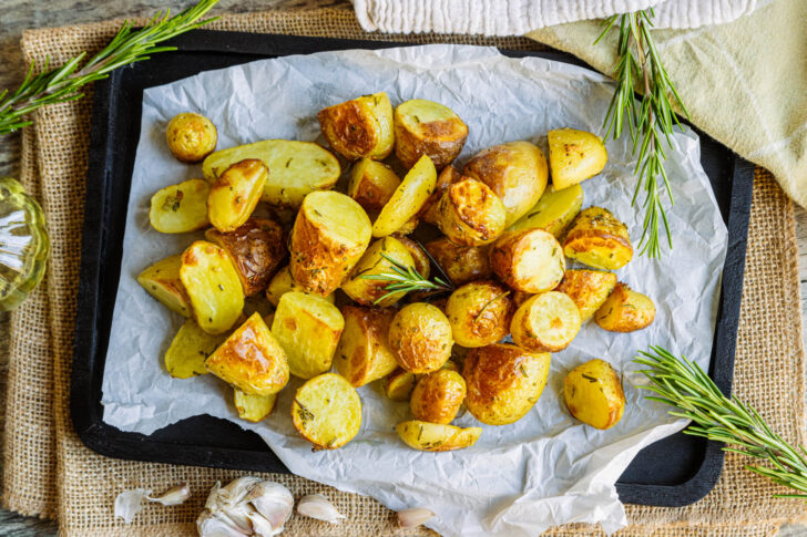 Rosmarinkartoffeln aus dem Ofen auf dem Backblech