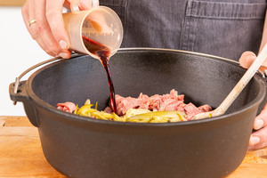 Rotwein dazu gießen