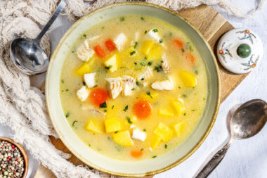Russische Fischsuppe mit Kartoffeln
