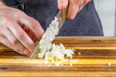 Zwiebel würfeln
