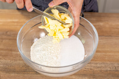 kalte Butter zum Zucker und Mehl geben
