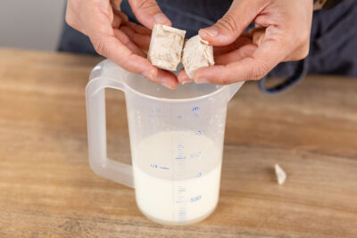 Hefe zur Milch geben