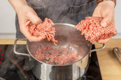 Hackfleisch im Topf anbraten