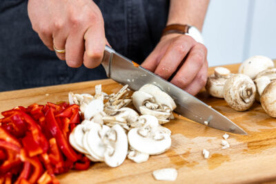 Champignons in dünne Scheiben schneiden