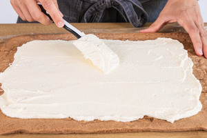 Creme auf dem Teig verteilen