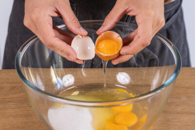 Eier in eine Schüssel geben