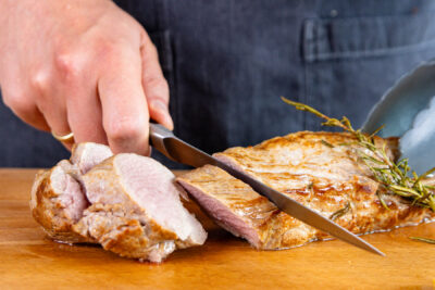 Schweinefilet in Scheiben schneiden
