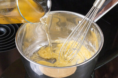 Mehlschwitzemit Brühe aufgießen