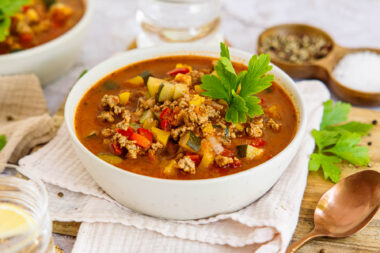 Sommerliche Partysuppe mit Petersilie garnieren